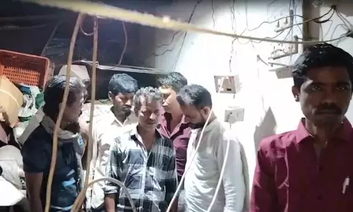 स्ट्रीट लाइट की रोशनी में ताश-पत्ती का जुआ, पत्रकार और कोतवाली पुलिस ने मारा छापा