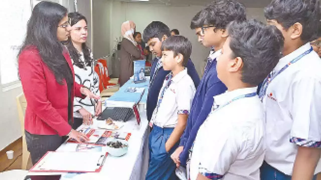 Hyderabad: मेरिडियन स्कूल में करियर मेला आयोजित