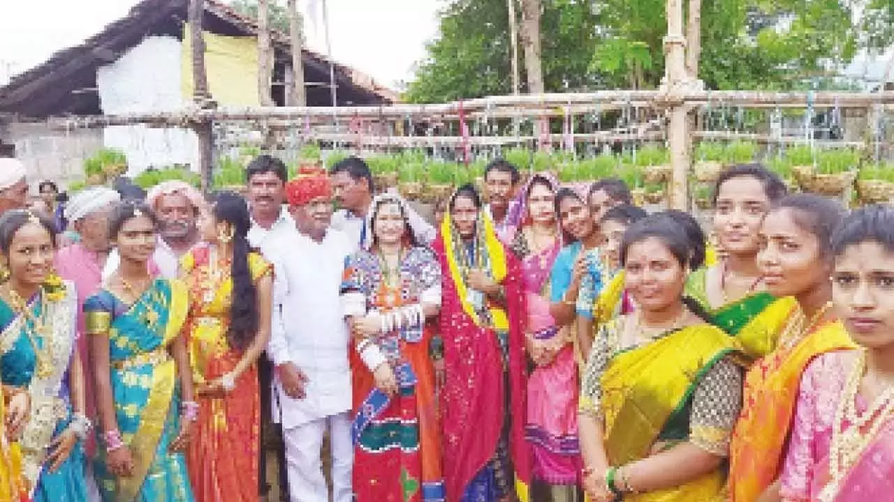 Telangana: लम्बादास ने सरकार से तीज को टीजी का आधिकारिक त्योहार घोषित करने का आग्रह किया