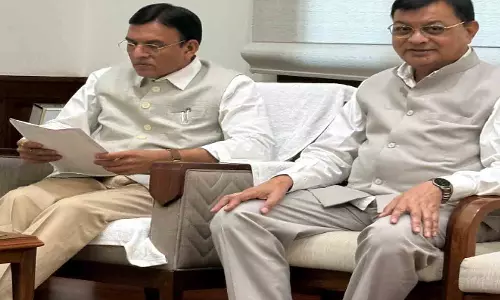 श्रम मंत्री लखन लाल देवांगन ने केंद्रीय श्रम मंत्री मंडाविया को सौंपा प्रस्ताव