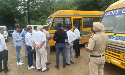 Panchkula: सुरक्षा मानदंडों के उल्लंघन के लिए स्कूल बस जब्त, आठ अन्य का चालान