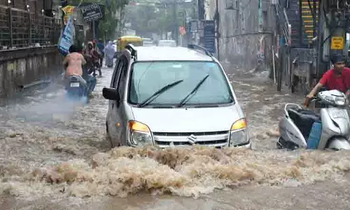 Chandigarh: बारिश से सड़कें जलमग्न, पारा 4 डिग्री गिरा