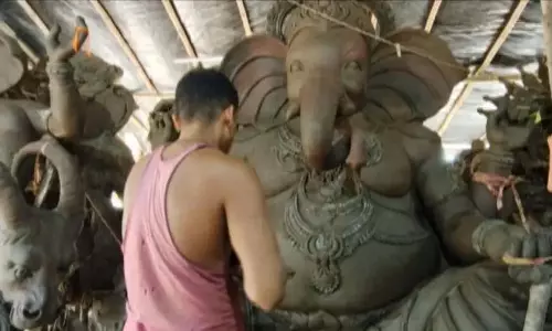 Cuttack: कारीगर दिन-रात काम करके खूबसूरत मूर्तियाँ बनाते हैं Cuttack: कारीगर दिन-रात काम करके खूबसूरत मूर्तियाँ बनाते हैं