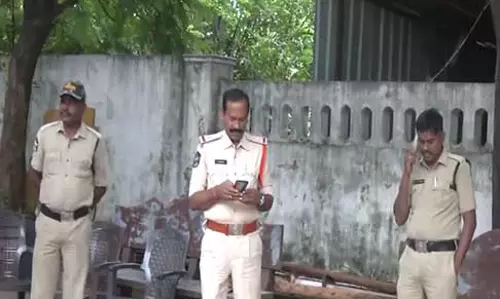 आंध्र प्रदेश: पुलिवेंदुला ZPTC उपचुनाव के दौरान नेताओं को हिरासत में लिया गया