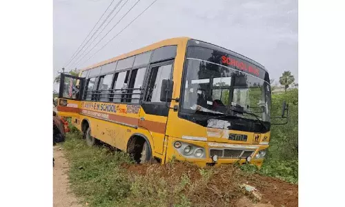 Motkur में स्कूल बस नियंत्रण से बाहर हो गई