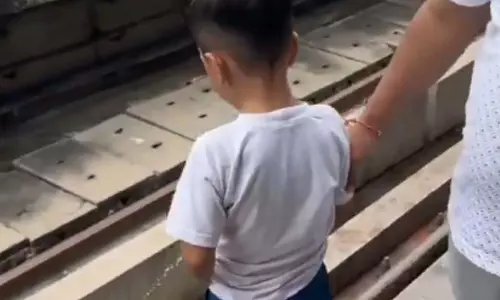 Delhi: एक व्यक्ति ने बेटे को मेट्रो ट्रैक पर पेशाब करने को मजबूर किया Delhi: एक व्यक्ति ने बेटे को मेट्रो ट्रैक पर पेशाब करने को मजबूर किया