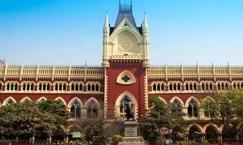 Calcutta उच्च न्यायालय के सामने दो महिलाओं ने खुद को आग लगाने का प्रयास