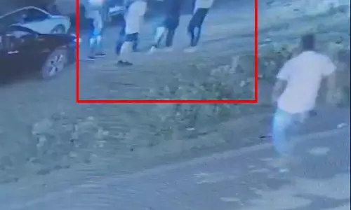 कांग्रेस नेता सार्थक शर्मा की गुंडई का वीडियो वायरल, रेस्टोरेंट मालिक को बीच सड़क पर पीटा कांग्रेस नेता सार्थक शर्मा की गुंडई का वीडियो वायरल, रेस्टोरेंट मालिक को बीच सड़क पर पीटा