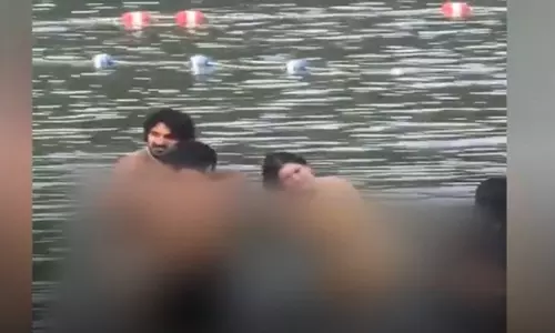 Canada की झील में साबुन से नहाया कपल, वीडियो वायरल