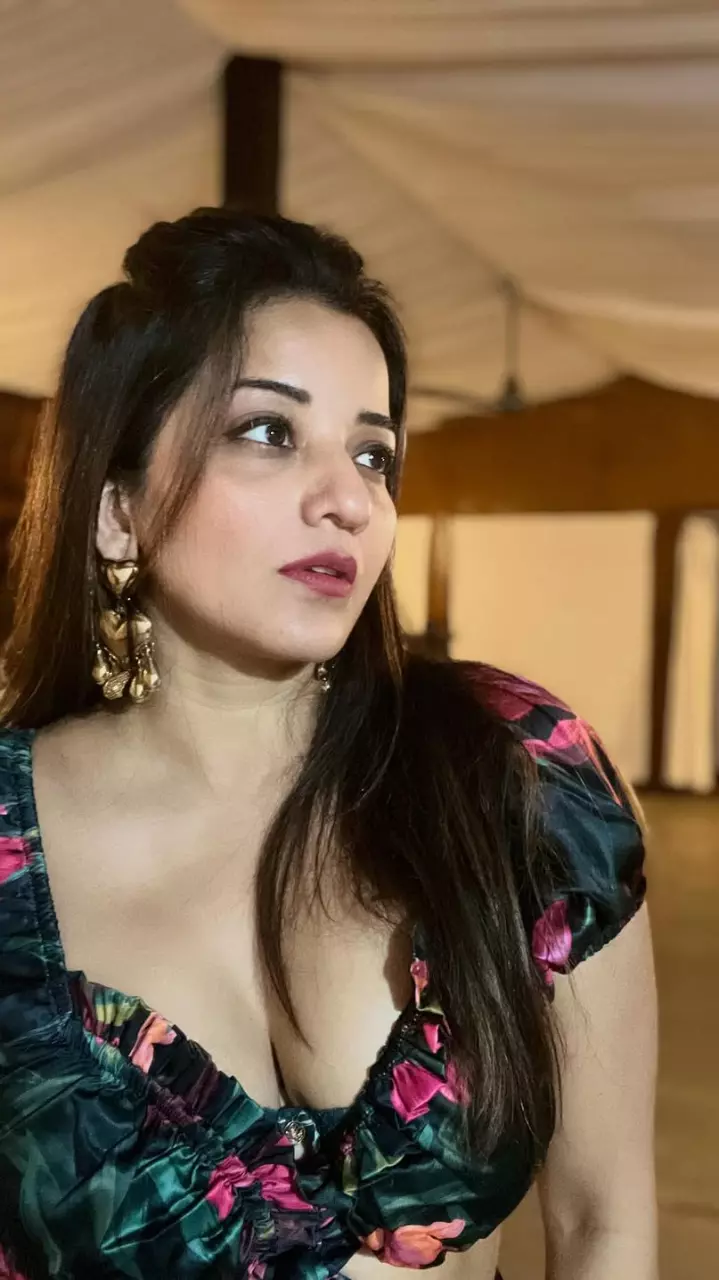 मोनालिसा नजर आई बोल्ड