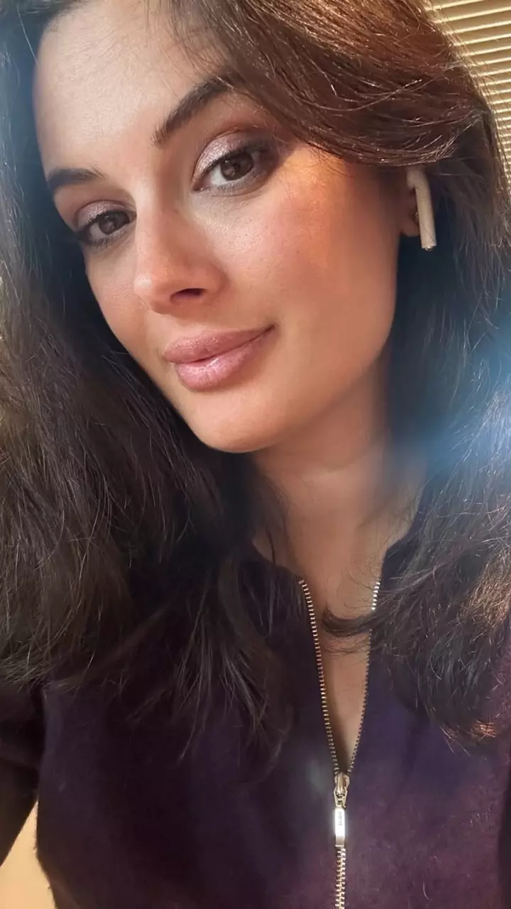 एवलिन शर्मा का हॉट लुक दिखा