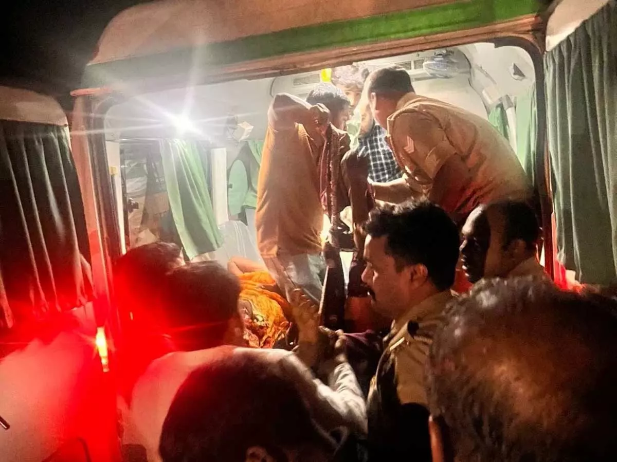 5 यात्रियों की मौत, बस और ट्रक में आमने-सामने की टक्कर 5 यात्रियों की मौत, बस और ट्रक में आमने-सामने की टक्कर