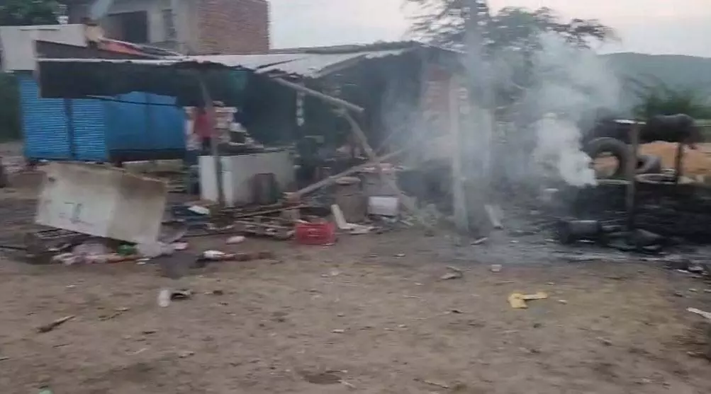 Nuh: 2 पक्षों में हिंसक झड़प, इलाके में भारी पुलिस बल तैनात Nuh: 2 पक्षों में हिंसक झड़प, इलाके में भारी पुलिस बल तैनात