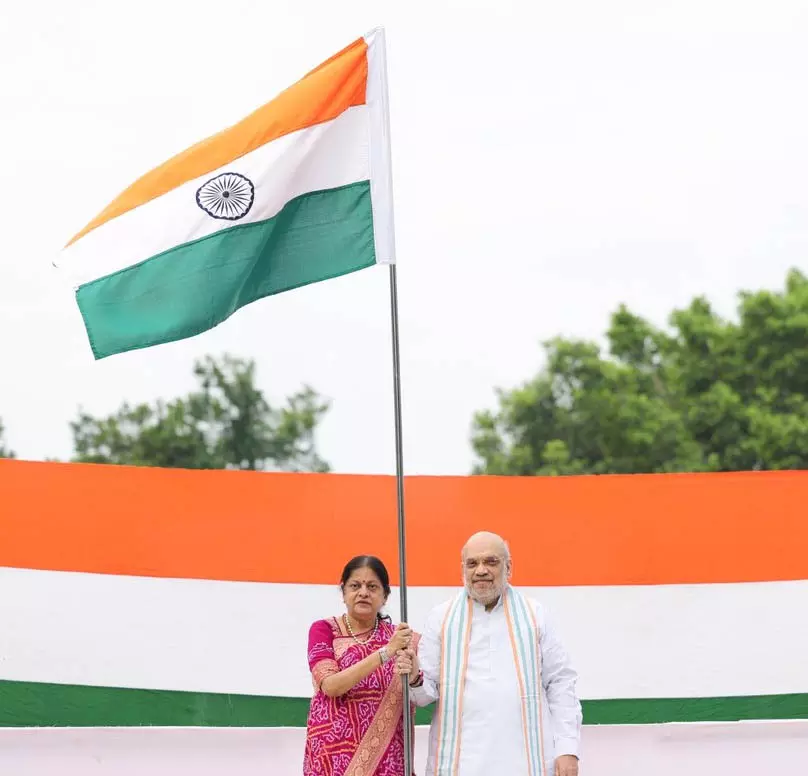 HarGharTiranga अभियान, केंद्रीय गृहमंत्री अमित शाह ने अपने आवास पर फहराया तिरंगा HarGharTiranga अभियान, केंद्रीय गृहमंत्री अमित शाह ने अपने आवास पर फहराया तिरंगा