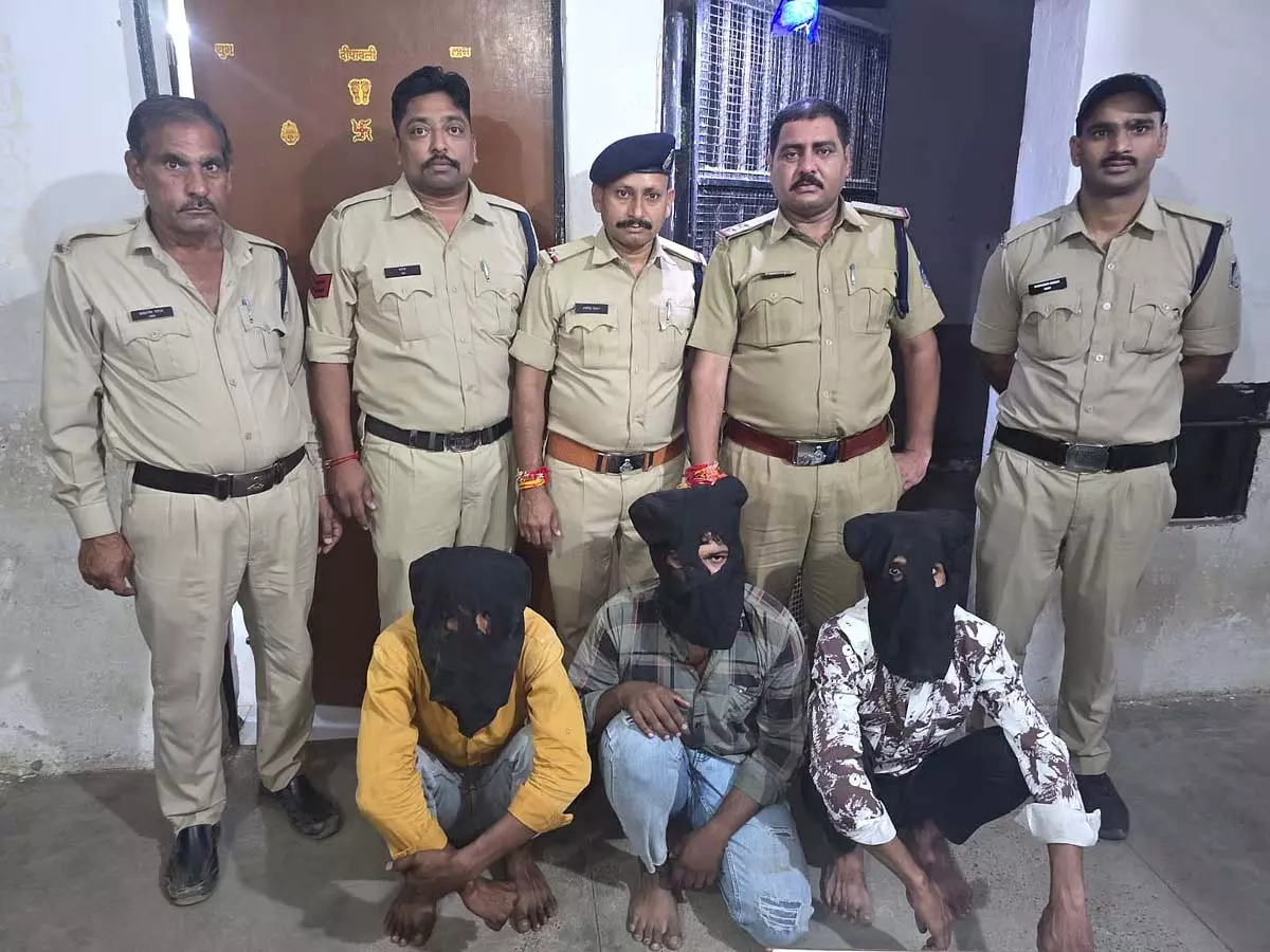 Indore : दो लोगों से मोबाइल फोन और नकदी लूटने के आरोप में तीन गिरफ्तार Indore : दो लोगों से मोबाइल फोन और नकदी लूटने के आरोप में तीन गिरफ्तार