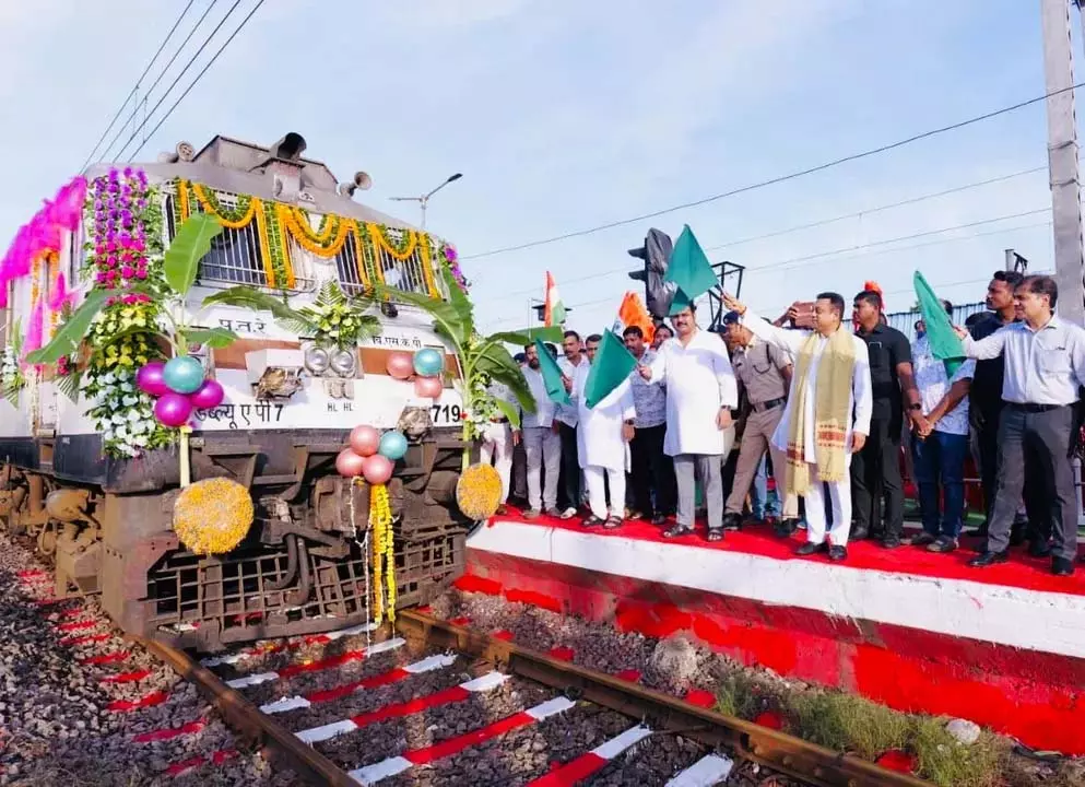 BJP MP ने पुरी-लालगढ़ एक्सप्रेस के श्री गंगानगर तक विस्तार को हरी झंडी दिखाई BJP MP ने पुरी-लालगढ़ एक्सप्रेस के श्री गंगानगर तक विस्तार को हरी झंडी दिखाई