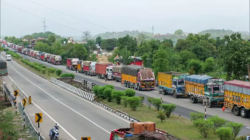 Jammu: राष्ट्रीय राजमार्ग और मुगल रोड पर वाहनों का संचालन जारी Jammu: राष्ट्रीय राजमार्ग और मुगल रोड पर वाहनों का संचालन जारी