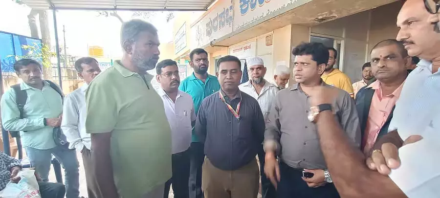 बेंगलुरु बिजनेस कॉरिडोर के विरोध में किसानों का प्रदर्शन: BDA अधिकारियों की पिटाई बेंगलुरु बिजनेस कॉरिडोर के विरोध में किसानों का प्रदर्शन: BDA अधिकारियों की पिटाई