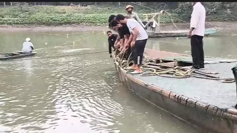 पंपोर में झेलम नदी में नाव पलटने से एक की मौत, दो को बचाया गया पंपोर में झेलम नदी में नाव पलटने से एक की मौत, दो को बचाया गया