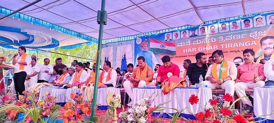 Chikkaballapura : विदुरस्वत्था में हर घर तिरंगा यात्रा Chikkaballapura : विदुरस्वत्था में हर घर तिरंगा यात्रा