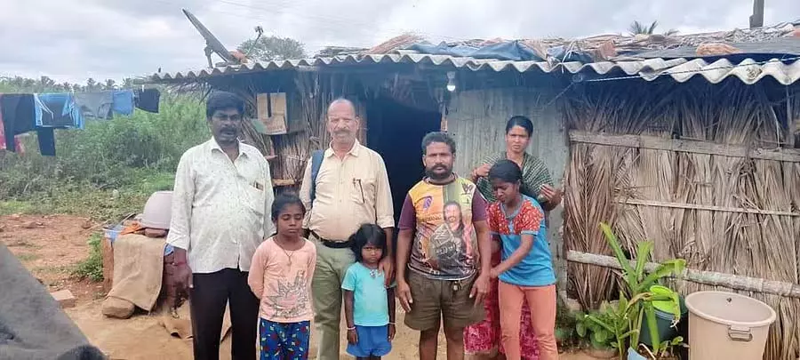 Tumkur : बेघर लोगों को घर बनाने के लिए पैसे देने की मांग Tumkur : बेघर लोगों को घर बनाने के लिए पैसे देने की मांग