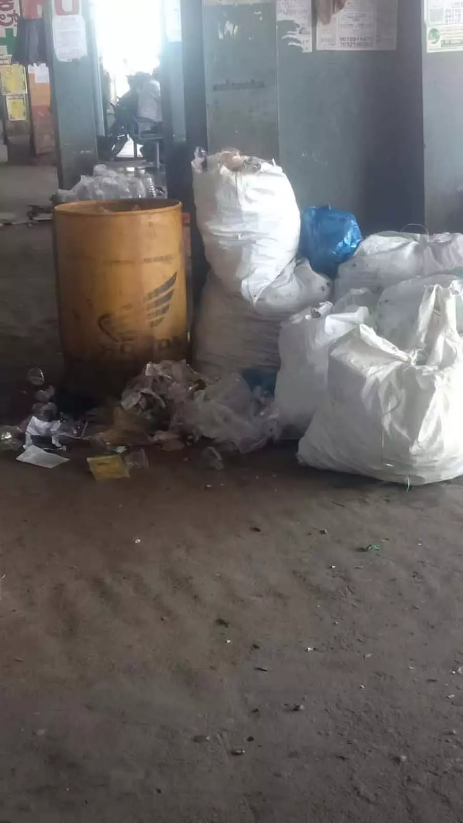 Robertsonpet : बस स्टॉप पर साफ़-सफ़ाई की कमी Robertsonpet : बस स्टॉप पर साफ़-सफ़ाई की कमी