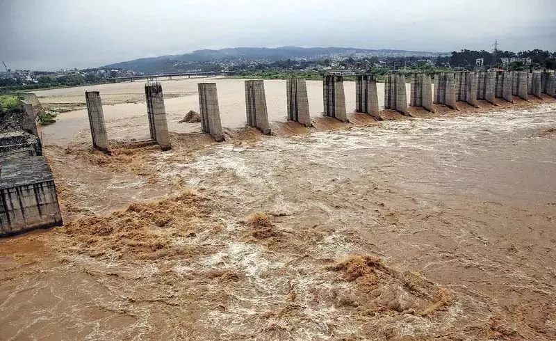 भारी बारिश के कारण तवी नदी का जलस्तर बढ़ा भारी बारिश के कारण तवी नदी का जलस्तर बढ़ा