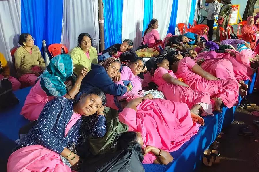 Haveri : आशा कार्यकर्ताओं ने मूसलाधार बारिश में रात भर धरना दिया Haveri : आशा कार्यकर्ताओं ने मूसलाधार बारिश में रात भर धरना दिया