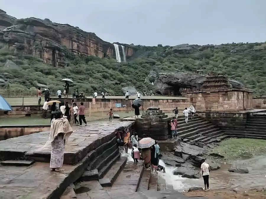 Badami : राजसी पहाड़ी के जल स्रोत Badami : राजसी पहाड़ी के जल स्रोत