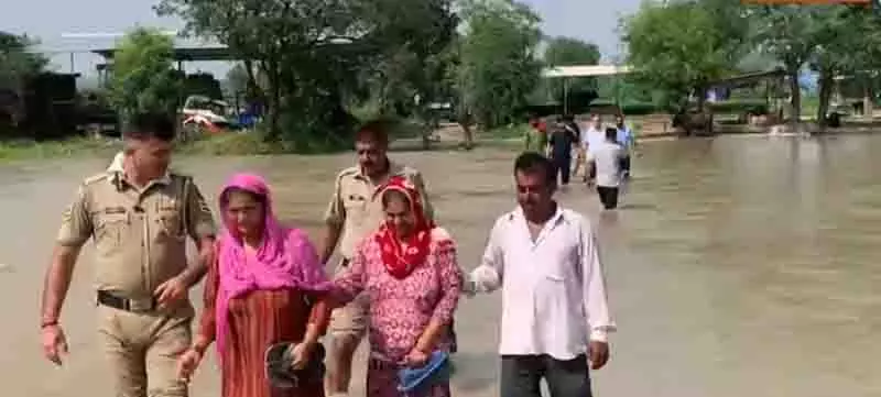 कांगड़ा के बाढ़ प्रभावित इलाकों पर कड़ी नजर, DC ने प्रभावित इलाकों का निरीक्षण किया कांगड़ा के बाढ़ प्रभावित इलाकों पर कड़ी नजर, DC ने प्रभावित इलाकों का निरीक्षण किया