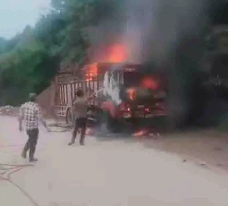 Himachal: सेना का सामान से लदा कैंटर आग में जलकर राख हो गया Himachal: सेना का सामान से लदा कैंटर आग में जलकर राख हो गया