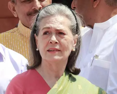 सोनिया गांधी पर गंभीर आरोप, भारतीय नागरिक बनने से पहले ही बन गईं थीं वोटर सोनिया गांधी पर गंभीर आरोप, भारतीय नागरिक बनने से पहले ही बन गईं थीं वोटर
