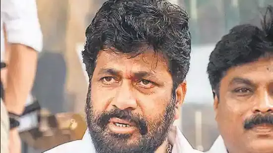 Mumbai : मारपीट और धमकी केस में बच्चू कडू को तीन साल कारावास Mumbai : मारपीट और धमकी केस में बच्चू कडू को तीन साल कारावास