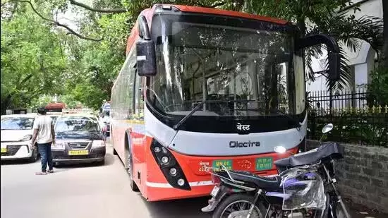 Mumbai: बेस्ट बस ने मालाबार हिल निवासी व्यक्ति को कुचलकर मार डाला Mumbai: बेस्ट बस ने मालाबार हिल निवासी व्यक्ति को कुचलकर मार डाला