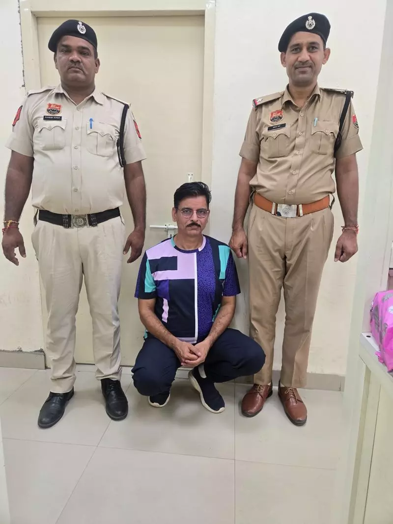 सिरसा फर्जी मार्कशीट घोटाले में मुख्य आरोपी गिरफ्तार, न्यायिक हिरासत में भेजा गया सिरसा फर्जी मार्कशीट घोटाले में मुख्य आरोपी गिरफ्तार, न्यायिक हिरासत में भेजा गया