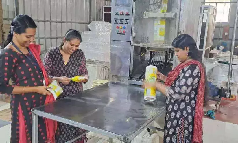 नारियल तेल भंडारण सुविधा पर छापा; 5800 लीटर घटिया नारियल तेल जब्त नारियल तेल भंडारण सुविधा पर छापा; 5800 लीटर घटिया नारियल तेल जब्त