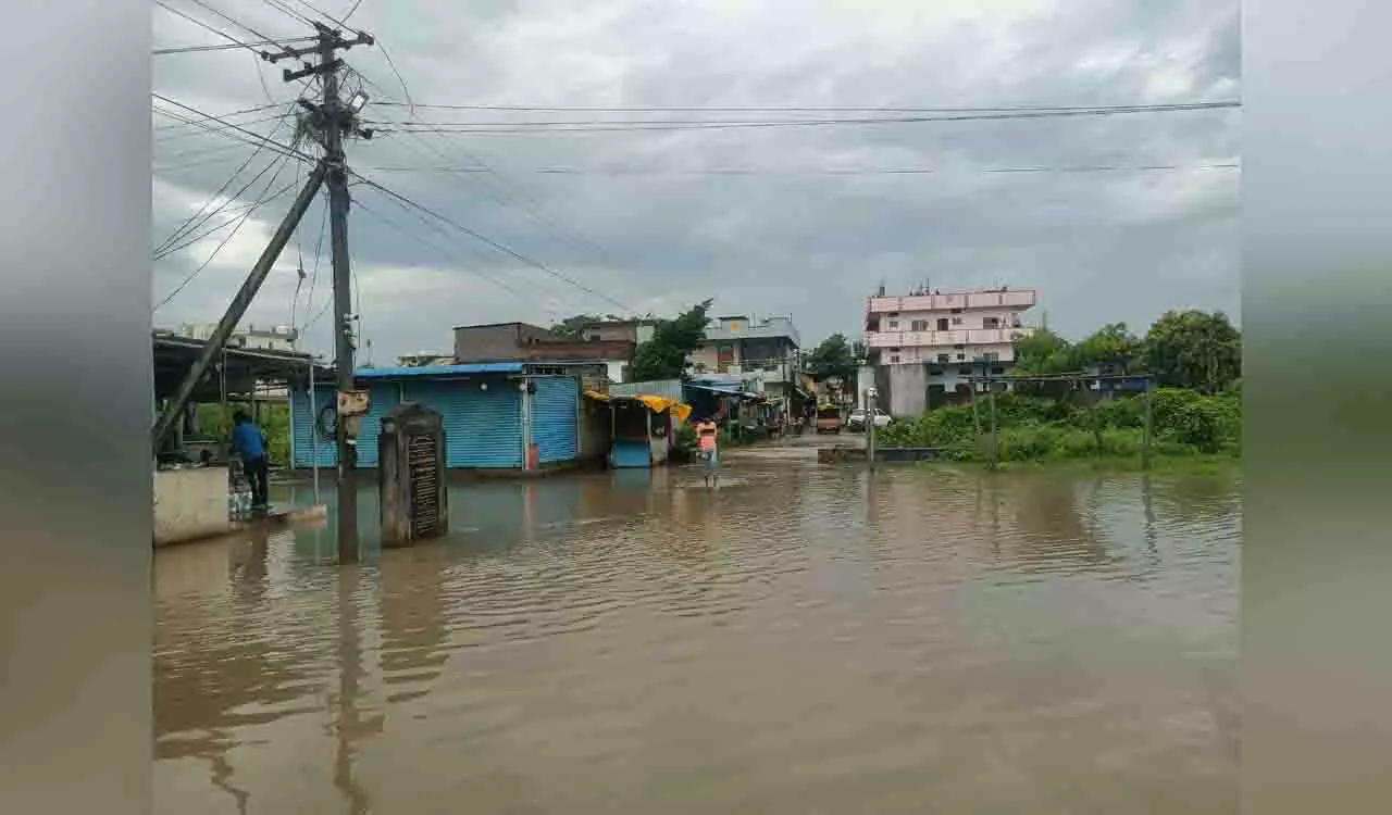 Mancherial और आसिफाबाद में भारी बारिश से सामान्य जनजीवन अस्त-व्यस्त Mancherial और आसिफाबाद में भारी बारिश से सामान्य जनजीवन अस्त-व्यस्त