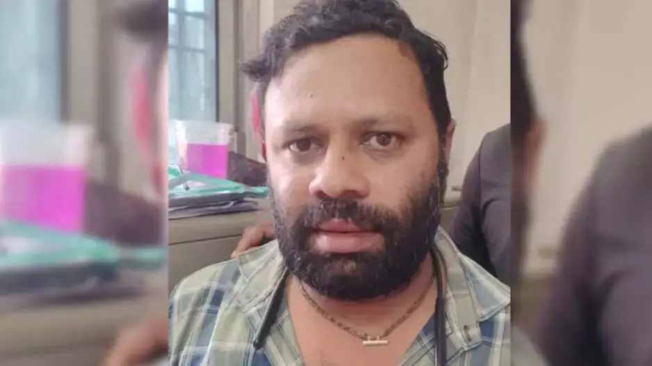 Odisha: जन्म प्रमाण पत्र के लिए रिश्वत लेते स्वास्थ्य कर्मी को पकड़ा Odisha: जन्म प्रमाण पत्र के लिए रिश्वत लेते स्वास्थ्य कर्मी को पकड़ा