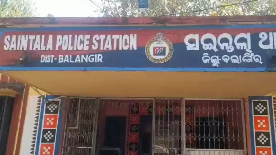 Odisha: बोलनगीर में युवक को बांधकर लाठियों से बुरी तरह पीटा गया Odisha: बोलनगीर में युवक को बांधकर लाठियों से बुरी तरह पीटा गया