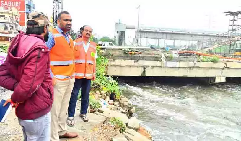 हैदराबाद बारिश, GHMC आयुक्त ने मूसारामबाग पुल का निरीक्षण किया हैदराबाद बारिश, GHMC आयुक्त ने मूसारामबाग पुल का निरीक्षण किया