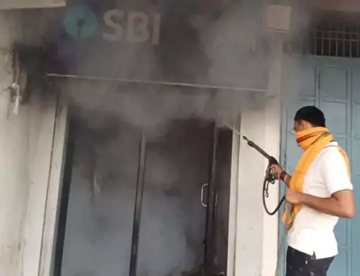 BIG BREAKING: SBI के ATM में लगी भीषण आग, शॉर्ट सर्किट से हुआ नुकसान BIG BREAKING: SBI के ATM में लगी भीषण आग, शॉर्ट सर्किट से हुआ नुकसान