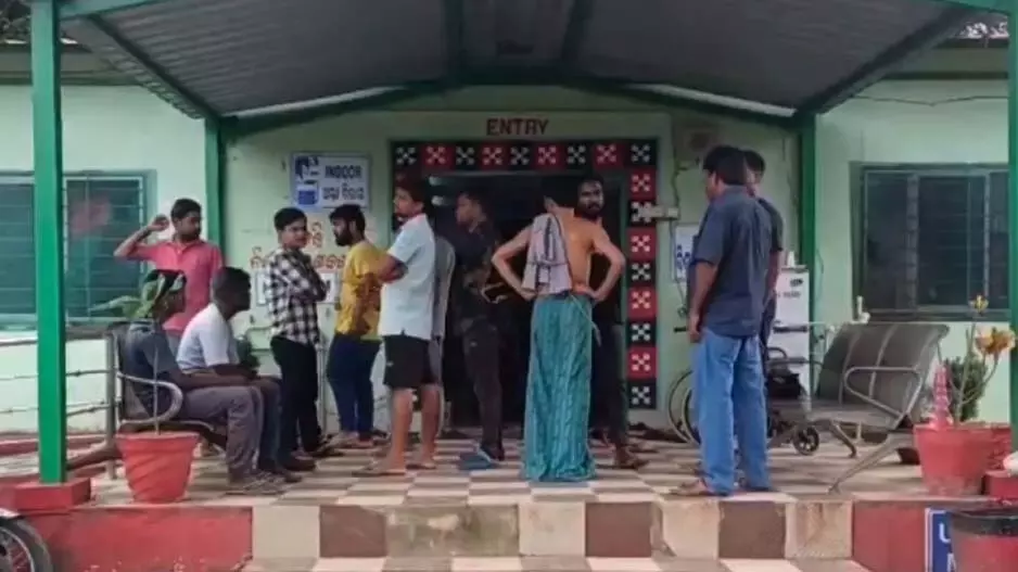 Odisha: केंद्रपाड़ा में चाचा की शुद्धि क्रिया के दौरान नाबालिग की मौत Odisha: केंद्रपाड़ा में चाचा की शुद्धि क्रिया के दौरान नाबालिग की मौत