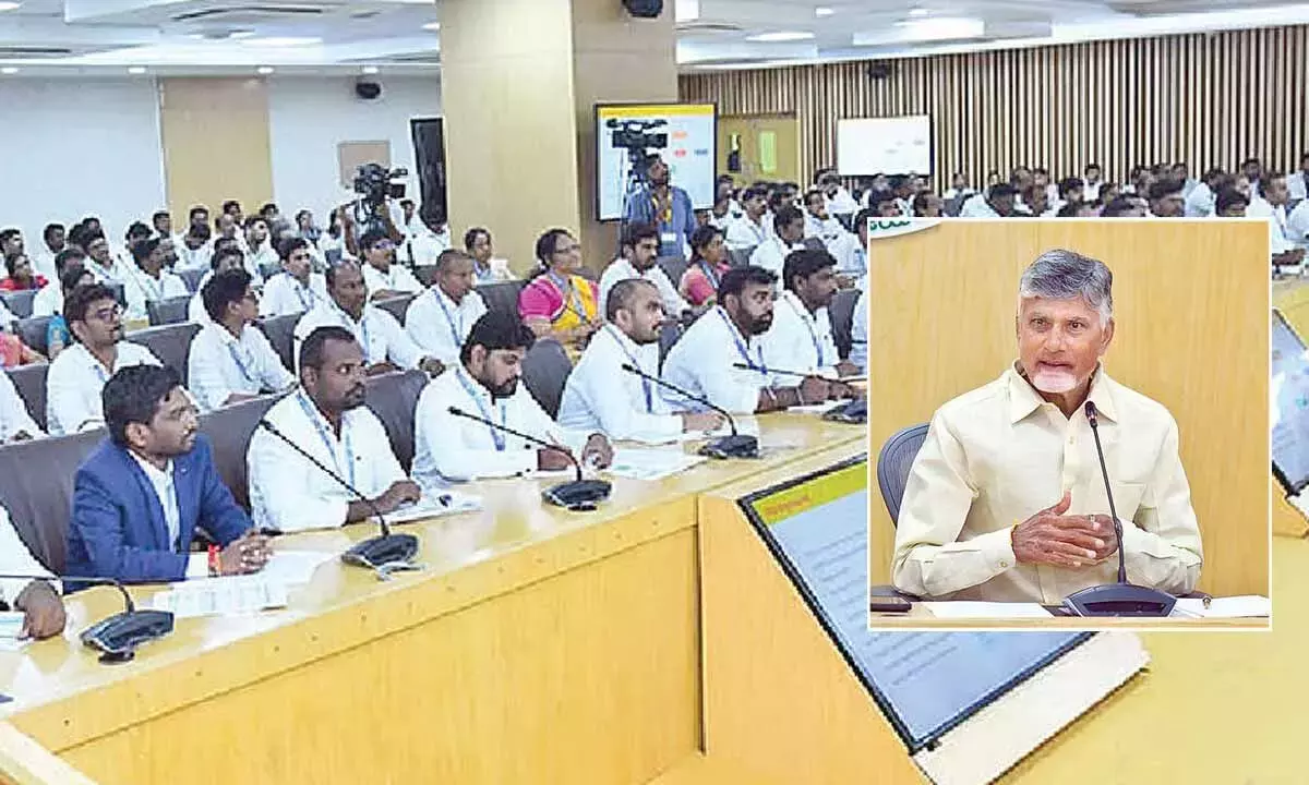 CM ने युवा पेशेवरों से अपने निर्वाचन क्षेत्रों में विकास को गति देने का आग्रह किया CM ने युवा पेशेवरों से अपने निर्वाचन क्षेत्रों में विकास को गति देने का आग्रह किया
