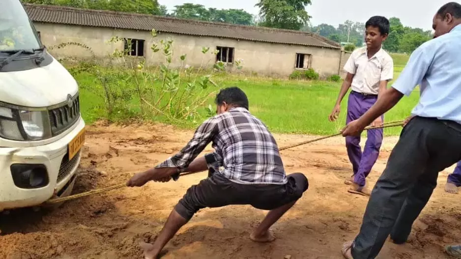 Odisha: क्योंझर में फंसी स्कूल वैन, छात्र खुद खींचते रहे Odisha: क्योंझर में फंसी स्कूल वैन, छात्र खुद खींचते रहे