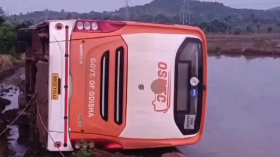 OSRTC बस दुर्घटना, घायलों को अस्पताल में भर्ती किया गया OSRTC बस दुर्घटना, घायलों को अस्पताल में भर्ती किया गया