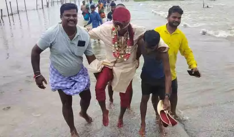 Karimnagar में दूल्हे को कंधों पर उठाकर बाढ़ग्रस्त पुलिया पार कराई गई Karimnagar में दूल्हे को कंधों पर उठाकर बाढ़ग्रस्त पुलिया पार कराई गई