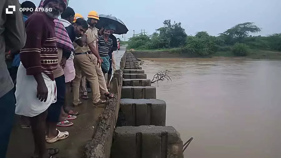 ट्रैक्टर नदी में गिरा: दो लोगों को बचाया गया ट्रैक्टर नदी में गिरा: दो लोगों को बचाया गया