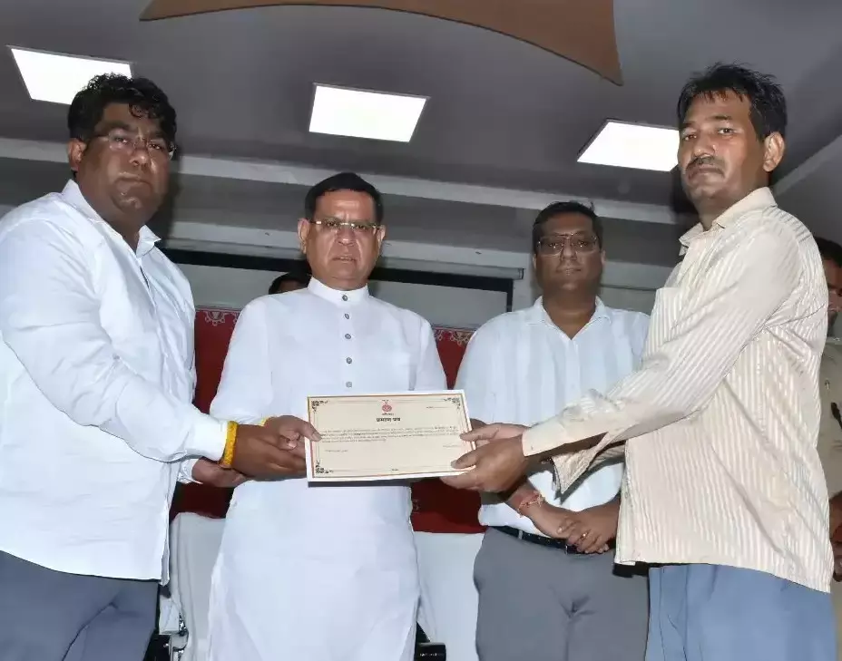 Jhajjar: पंचायती भूमि अधिकार प्रमाण पत्र से झज्जर में प्रजापति समाज के लोग हुए लाभान्वित Jhajjar: पंचायती भूमि अधिकार प्रमाण पत्र से झज्जर में प्रजापति समाज के लोग हुए लाभान्वित