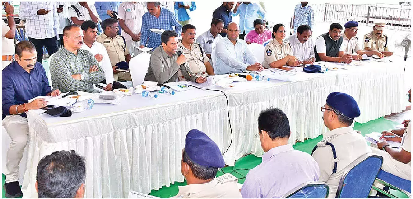 Andhra: कलेक्टर, पुलिस आयुक्त ने सुरक्षा व्यवस्था की समीक्षा की Andhra: कलेक्टर, पुलिस आयुक्त ने सुरक्षा व्यवस्था की समीक्षा की