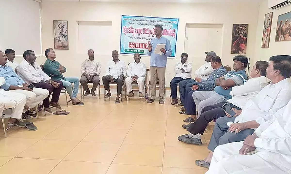 Andhra: झींगा किसानों ने सरकार से मदद मांगी Andhra: झींगा किसानों ने सरकार से मदद मांगी